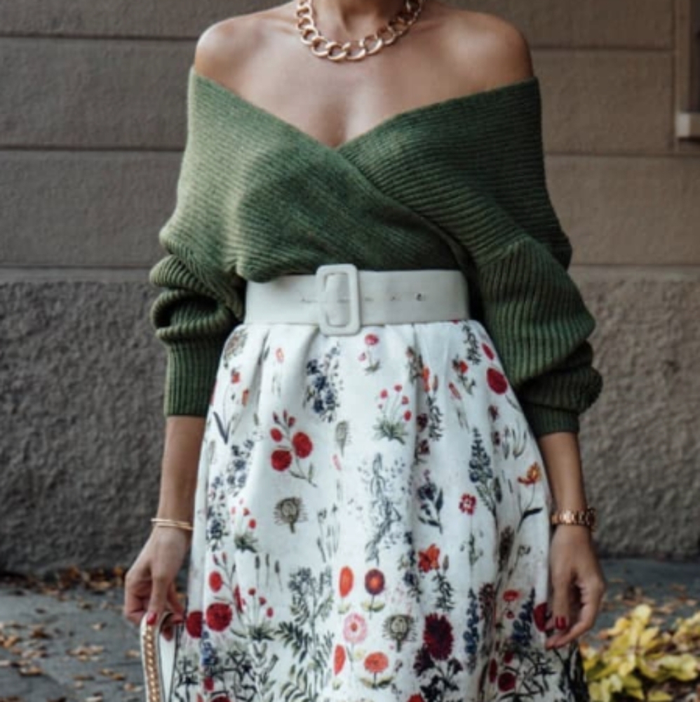 CRISSCROSS RIBBED KNIT CROP SWEATER IN ARMY GREEN